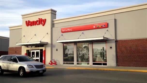 Porta da frente do banco Vancity em Pitt Meadows Canadá . — Vídeo de Stock