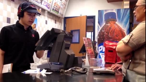 Oamenii care comanda alimente la KFC check out counter în Cluj-Napoca România . — Videoclip de stoc