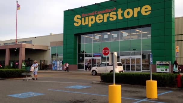 Der Eingang des superstores in pitt wiesen bc canada. — Stockvideo