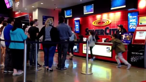 La gente hace cola para comprar entradas de cine en el cine — Vídeos de Stock