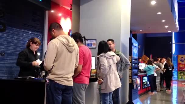As pessoas fazem fila para comprar bilhetes de cinema VIP no cinema — Vídeo de Stock