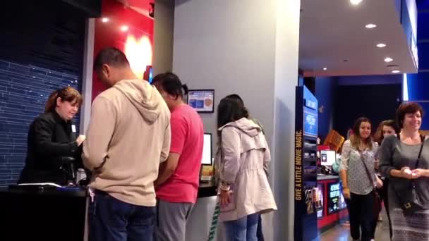 VIP sinemada film bilet satın almak için insanların çizgi — Stok video
