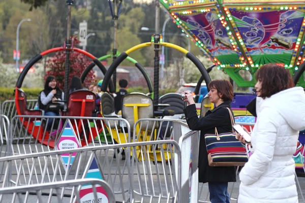 Les gens s'amusent au Carnaval des Amusements de la Côte Ouest — Photo