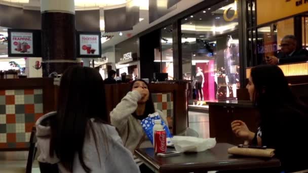 Primer plano de la gente disfrutando de la comida en la cafetería — Vídeo de stock