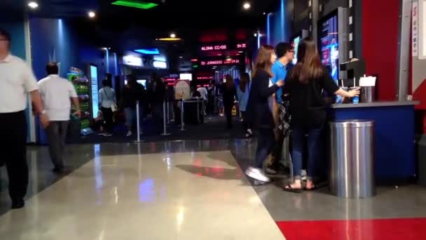 Gente encontrando entrada de cine en el cine — Vídeos de Stock