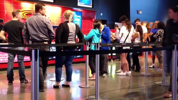 La gente hace cola para comprar entradas de cine en el cine — Vídeos de Stock