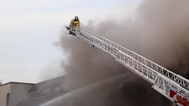 消防员乘员组争夺公寓大楼火灾中高贵林格伦驱动器上. — 图库视频影像