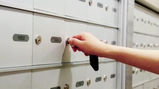 Mulher tomando um e-mail de sua caixa de correio — Vídeo de Stock