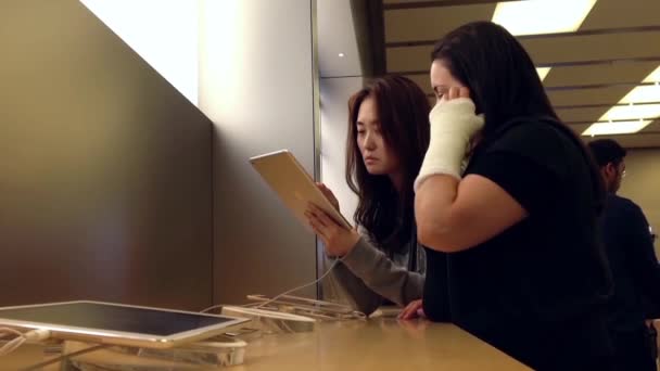 Motion of people browsing new ipadinside Apple store — Stock Video