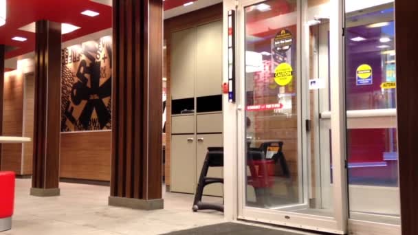 The door entrance of mcdonalds fast food restaurant — Stock Video