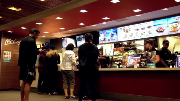 Le persone che ordinano cibo a McDonalds check-out bancone — Video Stock