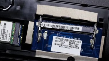 Coquitlam Bc Kanada içinde laptop içine bir ram yükleme adam kapatın.