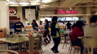 Orta gün zevk insanlar modern alışveriş merkezi food court kafeteryada break.