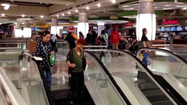 Blick auf die eine Seite des Food Court in Burnaby Shopping Mall — Stockvideo