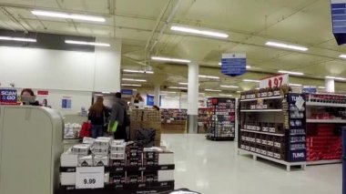 Gıda kontrol out sırasında ödeme insanların yakın Superstore içinde sayaç.