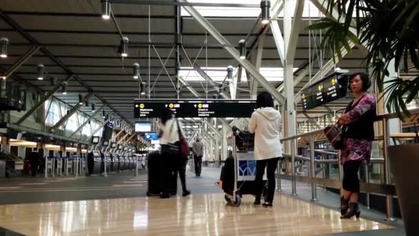 Passagiers met bagage binnen yvr luchthaven in vancouver bc canada. — Stockvideo