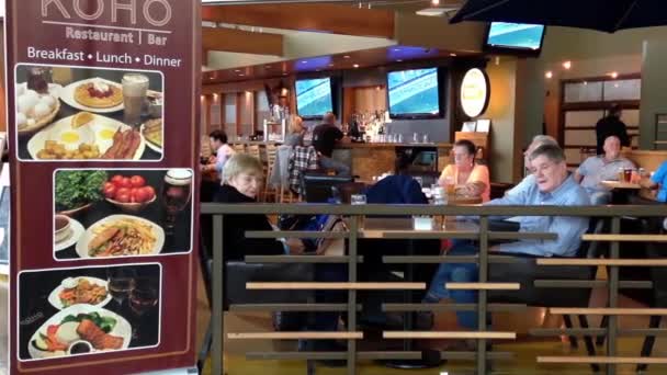 Passagiers genieten van maaltijd in het Koho restaurant binnen Yvr luchthaven — Stockvideo