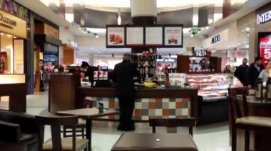 Burnaby alışveriş merkezi içinde kahve dükkanında insanların yumuşak odak.