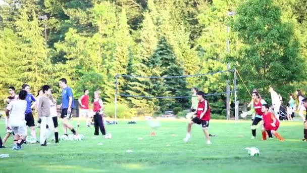Tiener beoefenen van voetbal vaardigheid in Coquitlam Park — Stockvideo