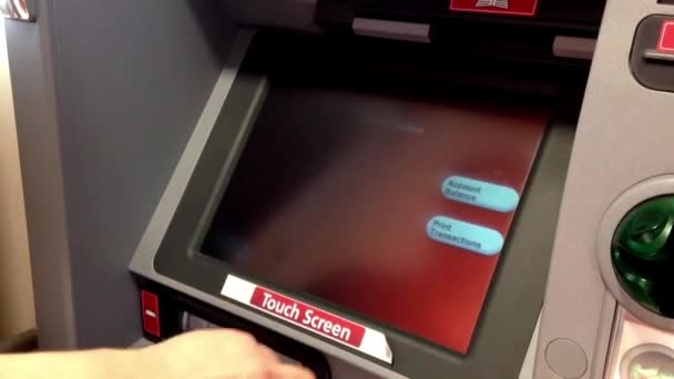 Cibc bankası içinde Atm makinede çek yatırma adam — Stok video