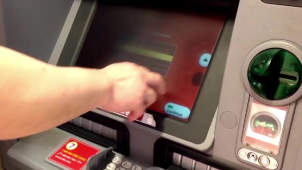 Homem que deposita cheque na máquina ATM dentro do banco Cibc — Vídeo de Stock