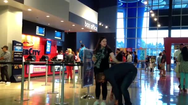 La gente hace cola para comprar entradas de cine en el cine — Vídeos de Stock