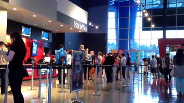 Les gens font la queue pour acheter des billets de cinéma au cinéma — Video