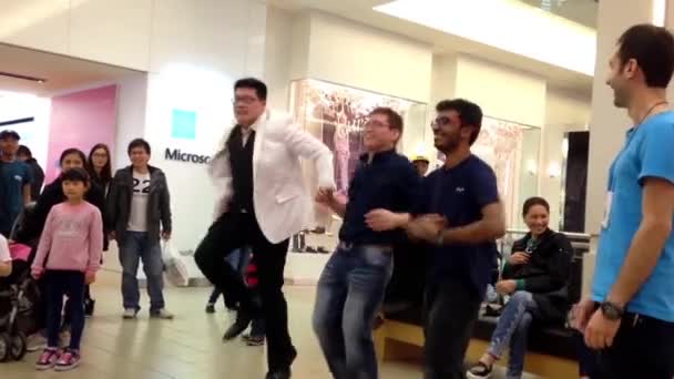 Microsoft equipe demonstra com homens jogo de dança no shopping — Vídeo de Stock