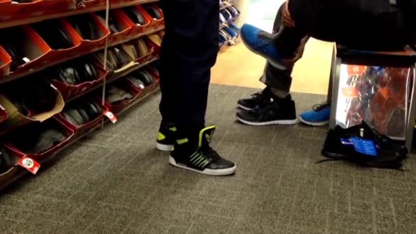 People looking a shoes at shoe store in Burnaby shopping mall — Stock Video