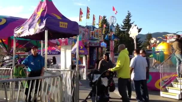 Gente divirtiéndose en el Carnaval de Diversiones de la Costa Oeste — Vídeo de stock