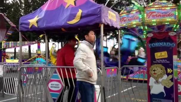 Gente divirtiéndose en el Carnaval de Diversiones de la Costa Oeste — Vídeos de Stock