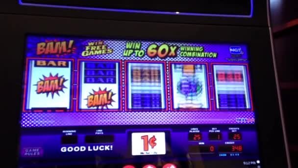 Close-up van mensen slotmachine te spelen binnen het Hard Rock Casino — Stockvideo