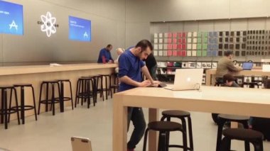 Yeni iphone Apple store içinde tarama insanların hareket