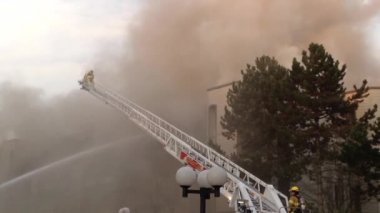 Coquitlam Glen sürücüsünde itfaiye ekipleri apartman kompleksi mücadele yangın.