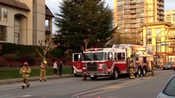 Brandweerwagen gestopt op weg vechten appartement complex brand — Stockvideo