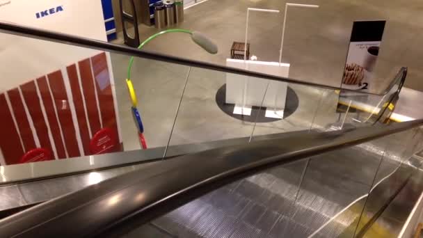 Gerak eskalator di dalam toko Ikea — Stok Video