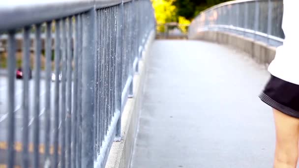 Angle bas des gens marchent sur le pont — Video