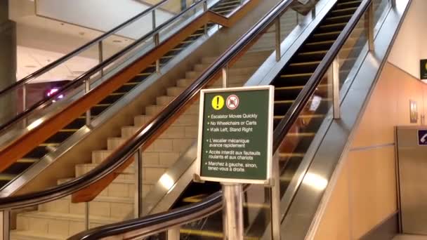 Un lado de la escalera mecánica en YVR aeropuerto — Vídeos de Stock