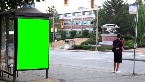 Groene reclamebord voor uw advertentie op het busstation met mensen wachten op bus — Stockvideo