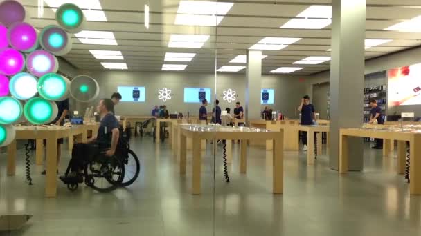 Utsidan av en apple store i Burnaby Bc Kanada — Stockvideo