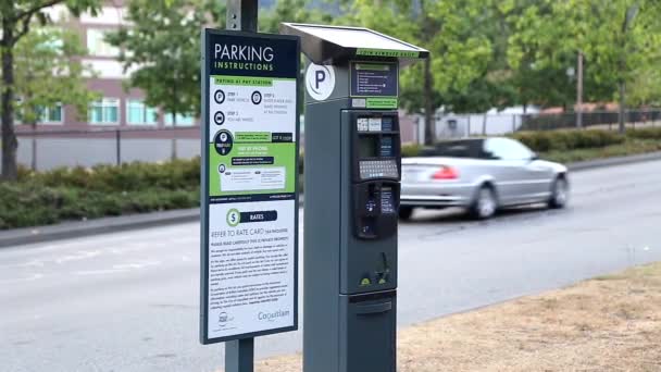 Parkeermeter op straat met verkeer stroom achtergrond — Stockvideo