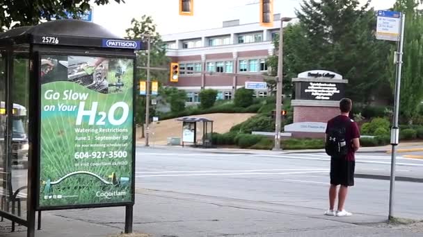 Bir tarafı insan otobüs otobüs istasyonu için bekliyor — Stok video