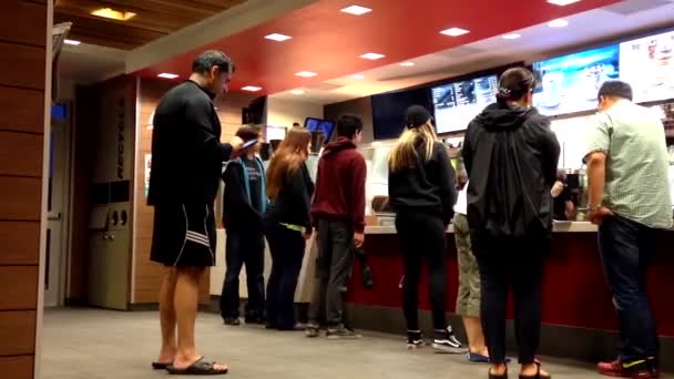 Folk beställer mat på Mcdonalds kolla counter i Coquitlam Bc Kanada. — Stockvideo