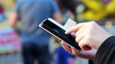 Karnavalda eğleniyor kişi ile cep telefonu mesajı okuma
