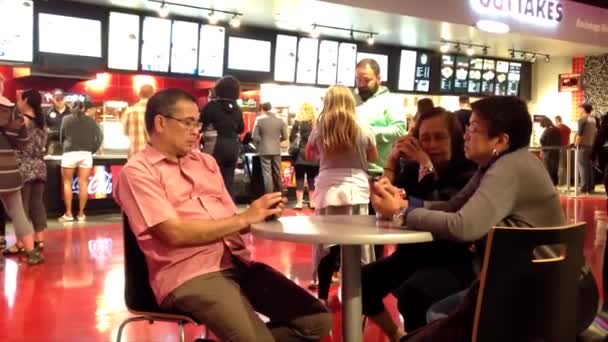 Människor line up för köpa mat på cinema — Stockvideo