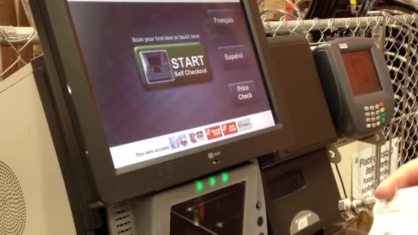 Conector de grifo de pago para hombre en el mostrador de pago automático — Vídeo de stock