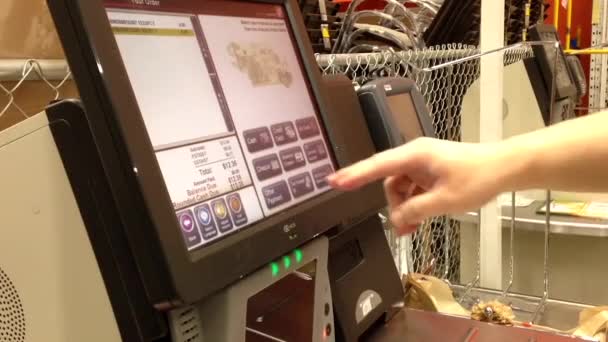 Человек платит кран разъем на самообслуживания кассе — стоковое видео