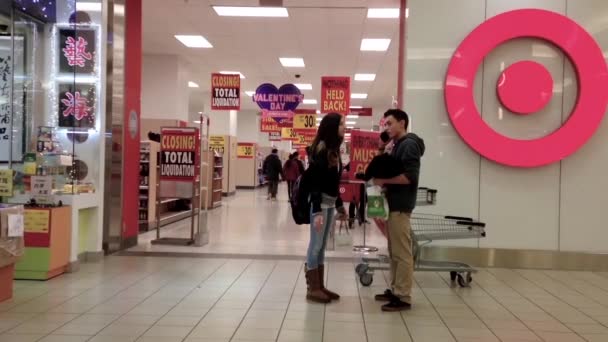 Un lato dell'ingresso al negozio Target per la vendita di chiusura . — Video Stock