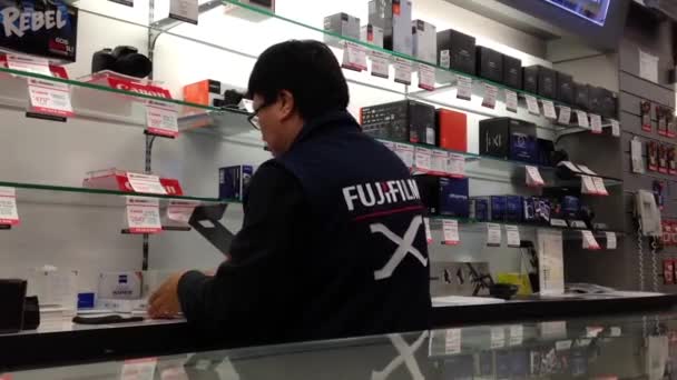 Stuff packing sony camera for customer inside Broadway Camera store. — Stock Video