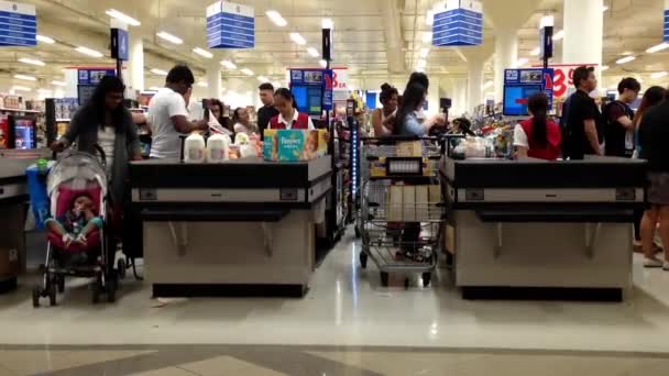 Um lado do balcão de check-out dentro Superstore . — Vídeo de Stock